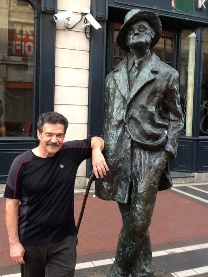 Xabier Olarra Irlandan, James Joyce 'Ulises' obra idatzi zuen autorearen eskultura ondoan.