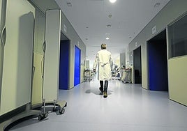 Un médico camina por el servicio de Urgencias de un hospital.