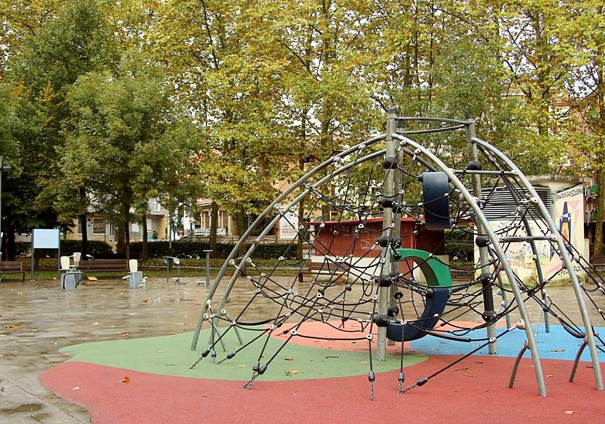 El parque de Euskal Herria de Lezo, comparte juegos infantiles con máquinas de ejercicio para personas adultas.
