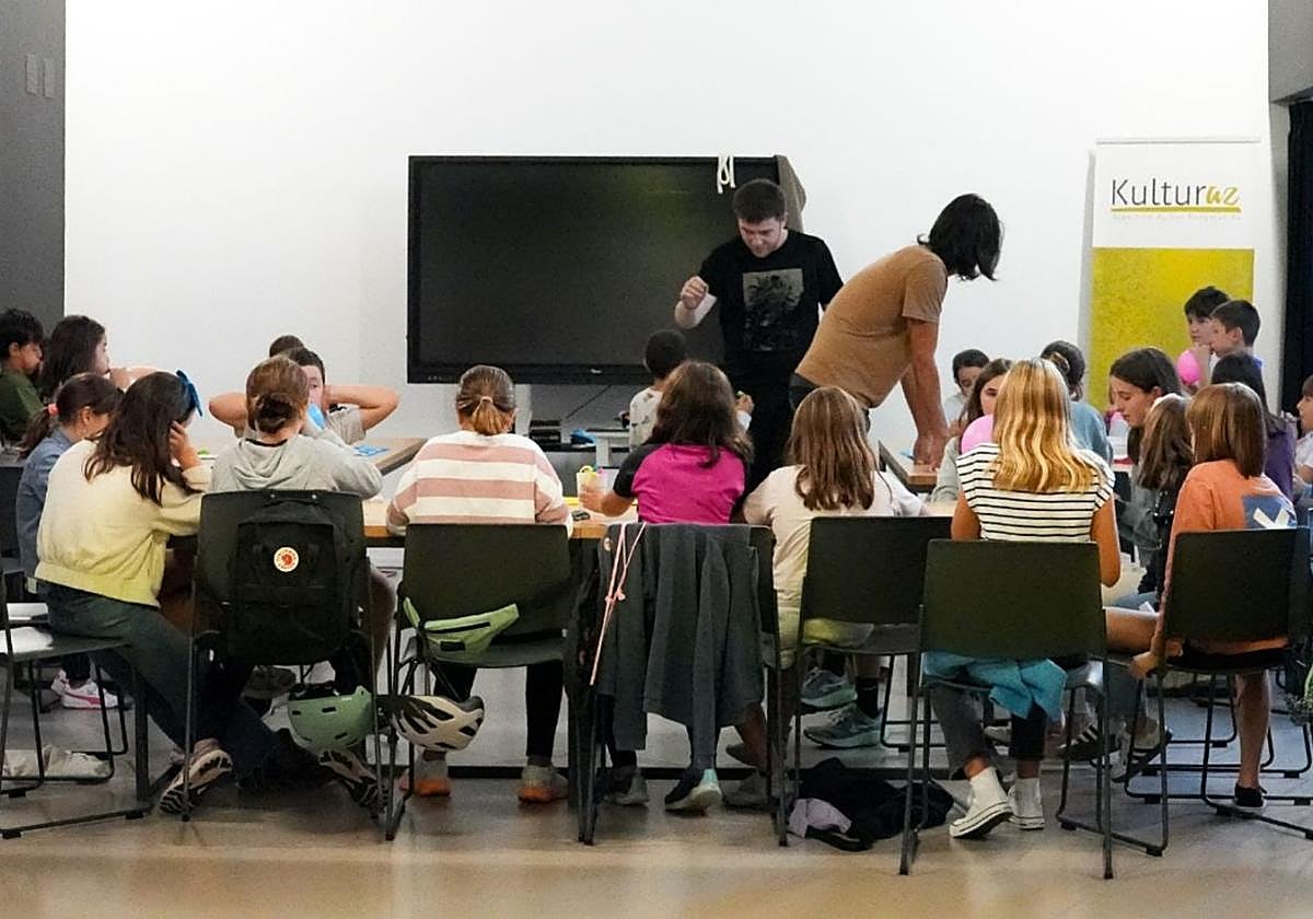 27 haur eta gaztek magiaren sekretuak ezagutzeko aukera izan dute Iagomagorekin.