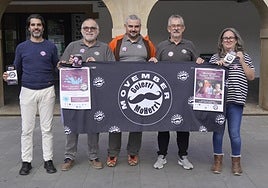 Representantes de Moherri y del Ayuntamiento de Lazkao, en la presentación de la campaña Movember frente al Consistorio.
