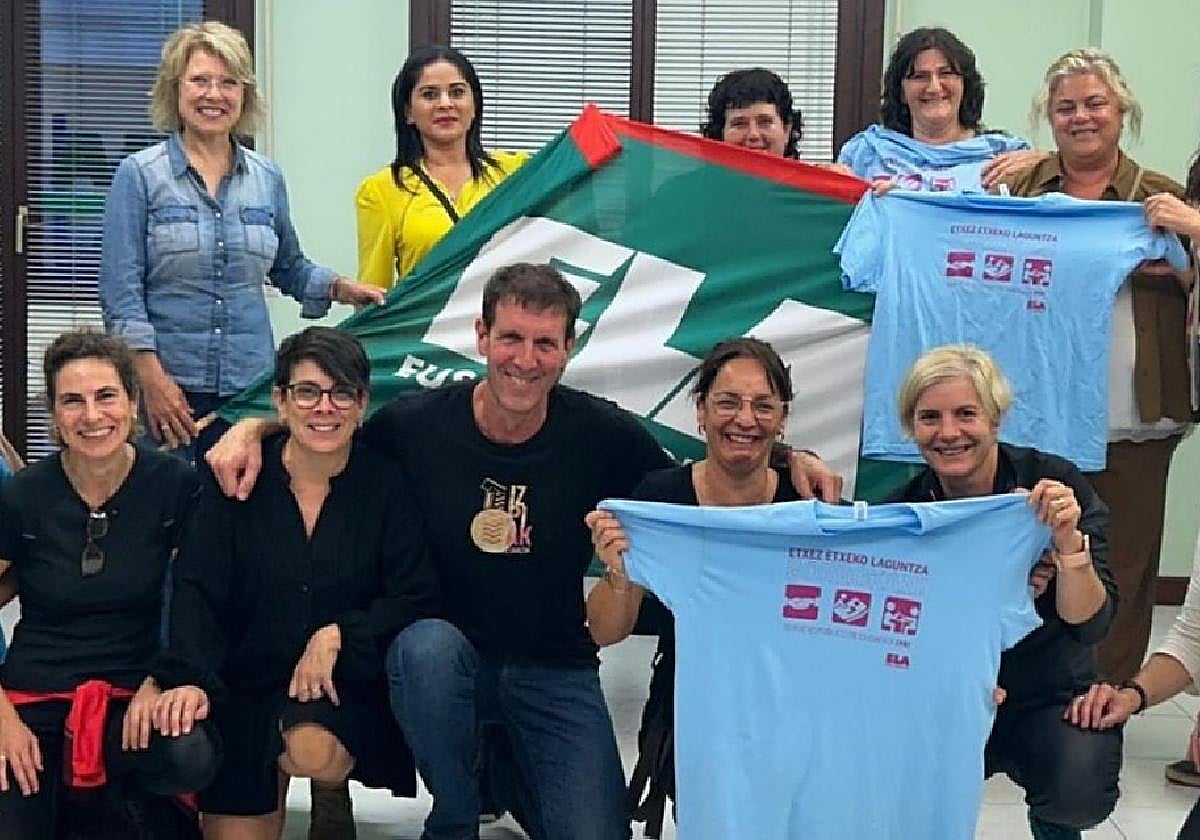 Imagen de las trabajadoras locales tras la consecución del acuerdo.