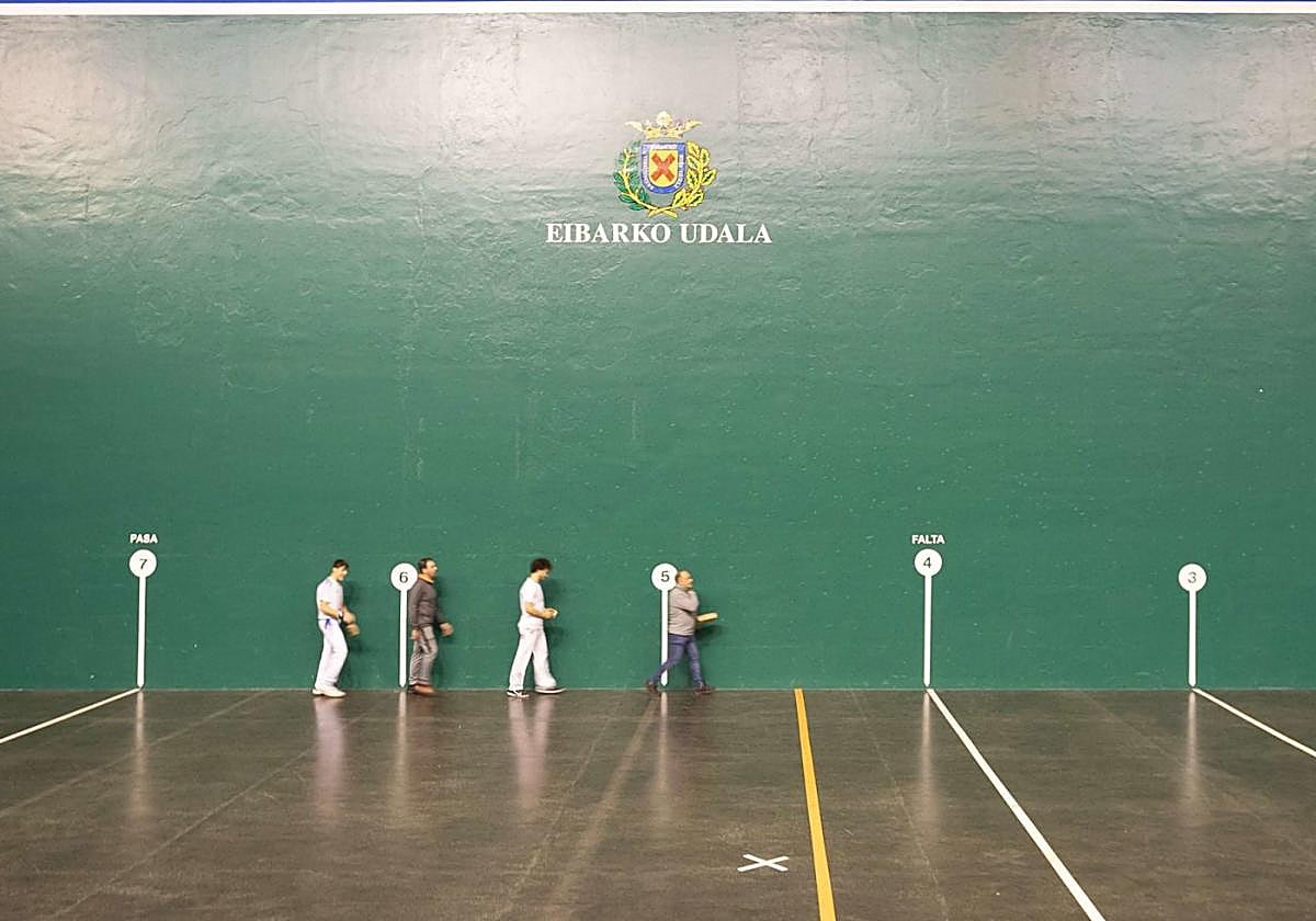 El Astelena acogerá cinco partidos de los pelotaris del Club Deportivo Eibar desde esta noche.