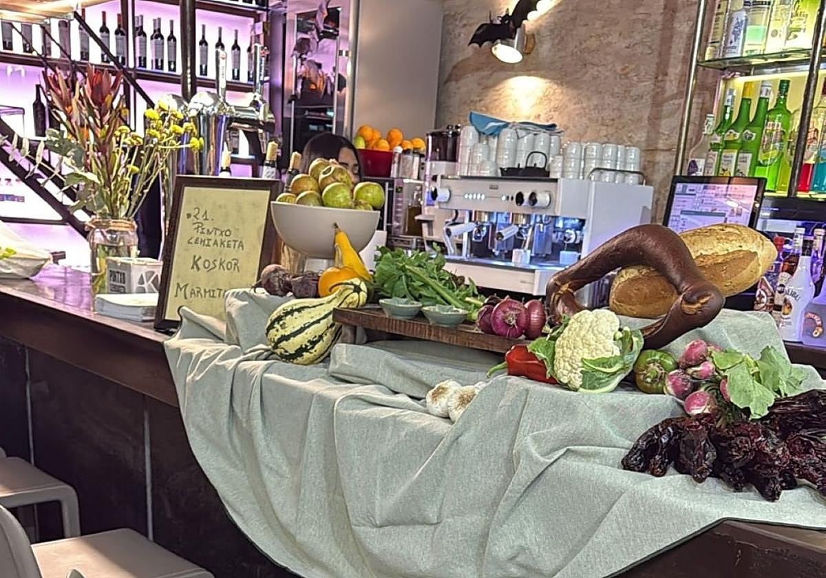 Varios bares decoran sus locales en el concurso de pintxos.