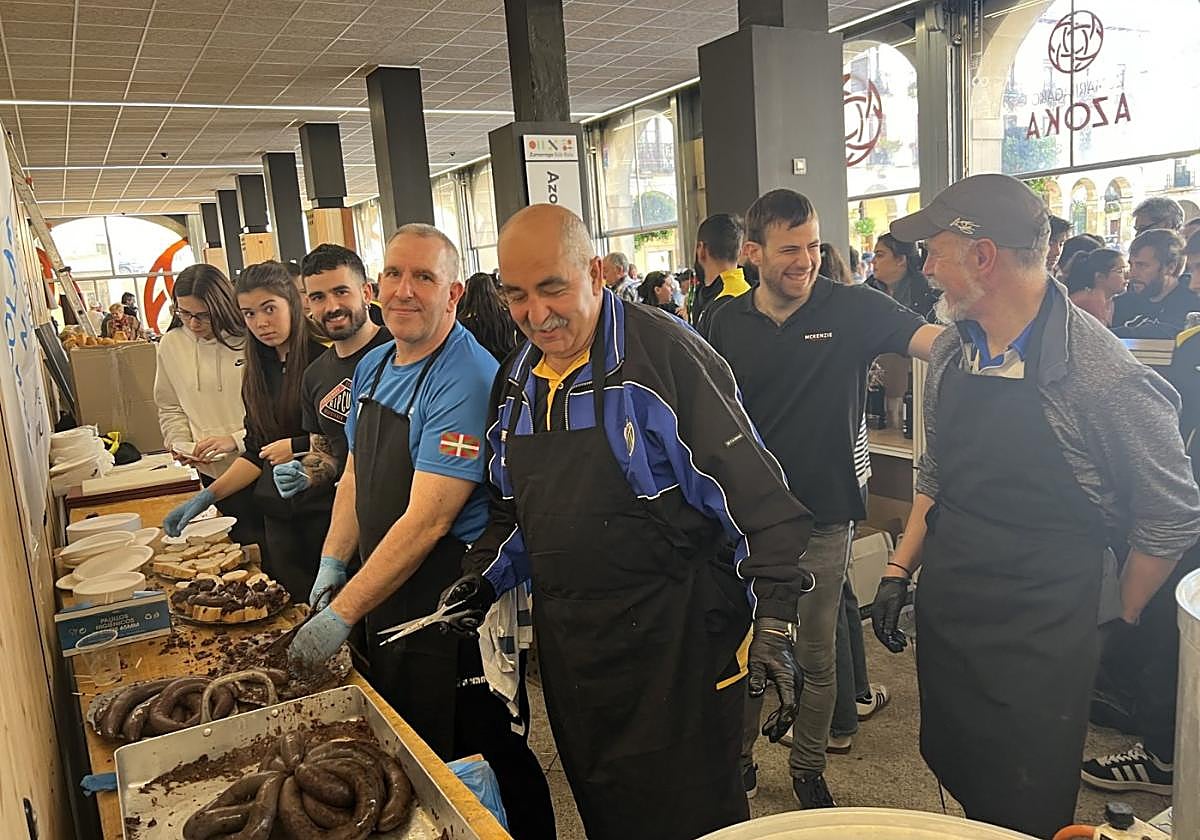 El club de balonmano Urola estará al frente de la txosna, sirviendo pintxos de buzkantza y bebida a 1 euro.