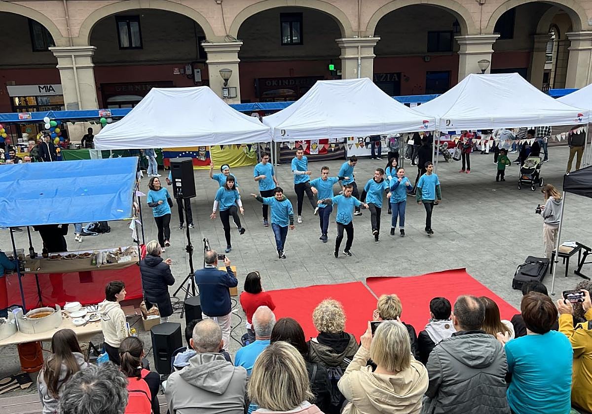 Bakuntza realizará una sesión de baile con todas las familias que quieran unirse el día 13 en Gernikako Arbola.