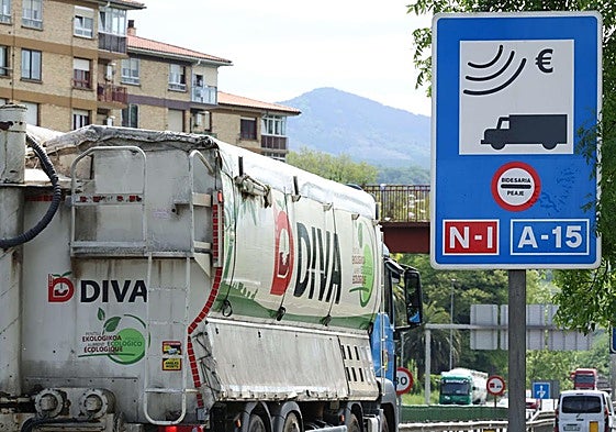Señal que avisa a los camiones del cobro de peaje en la N-I.