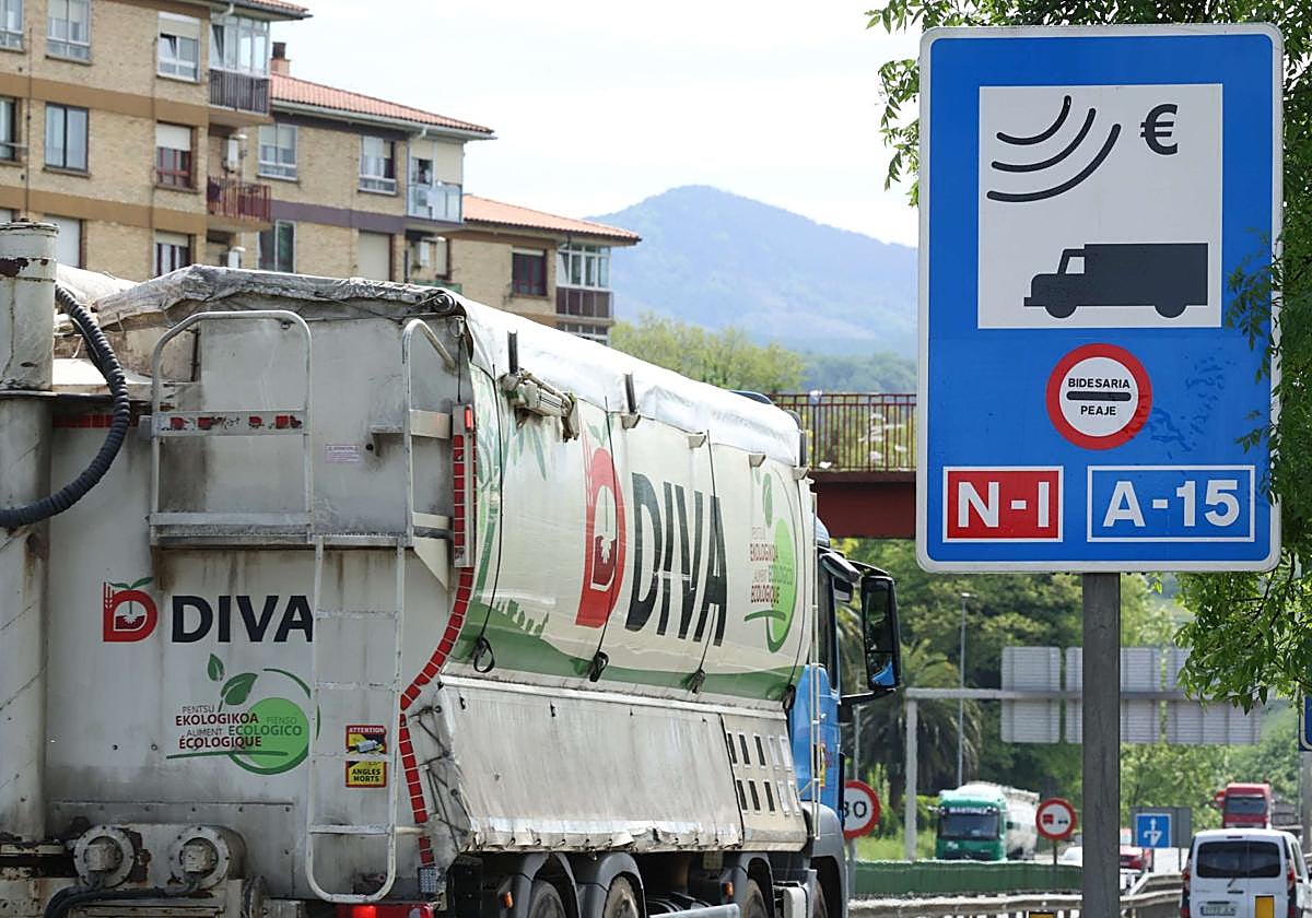 Señal que avisa a los camiones del cobro de peaje en la N-I.