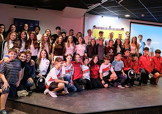 Los premiados en la gala anual de la Federación Guipuzcoana de Natación, en la Kirol Etxea de Donostia.