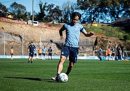 Kubo golpea el balón en el entrenamiento de este jueves en el José Luis Orbegozo de Zubieta