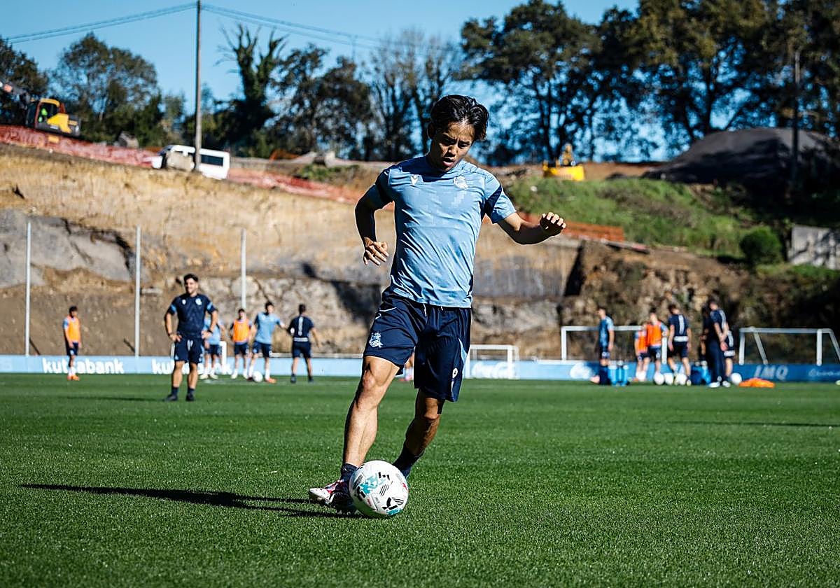Kubo golpea el balón en el entrenamiento de este jueves en el José Luis Orbegozo de Zubieta