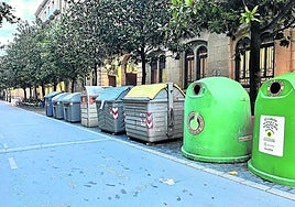 Maria José Rabella envía esta imagen obtenida en la calle Andia con el siguiente comentario: «La colocación de ocho contenedores frente a la entrada de un edificio público por donde entran y salen personas -muchas de ellas mayores- resulta poco adecuada y puede suponer un riesgo de tropiezos o caídas. Sería conveniente revisar su ubicación y buscar una alternativa más segura que no entorpezca el acceso».