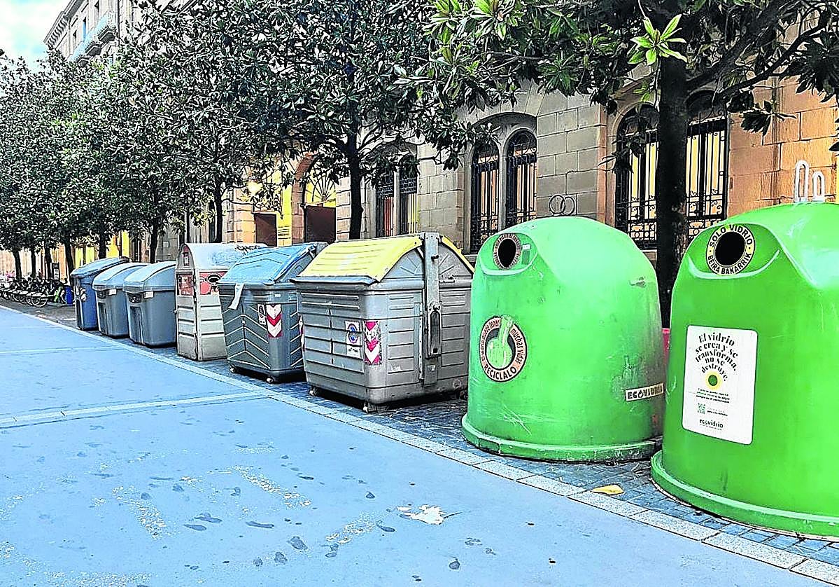 Maria José Rabella envía esta imagen obtenida en la calle Andia con el siguiente comentario: «La colocación de ocho contenedores frente a la entrada de un edificio público por donde entran y salen personas -muchas de ellas mayores- resulta poco adecuada y puede suponer un riesgo de tropiezos o caídas. Sería conveniente revisar su ubicación y buscar una alternativa más segura que no entorpezca el acceso».