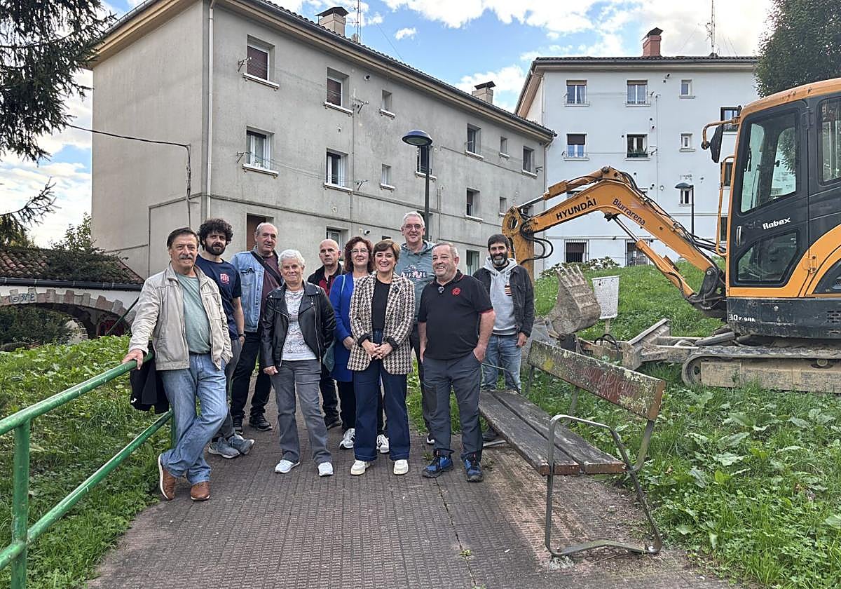 Azipea Otaegi, en el centro de la imagen, y Eneko del Amo, a la derecha, junto a los vecinos de Alaberga