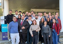 Los 20 estudiantes que hoy han recibido sus diplomas del programa formativo MGEP-Amazon.