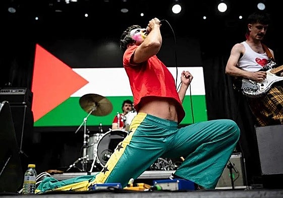 Ezezez taldea, zuzeneko emanaldi batean.