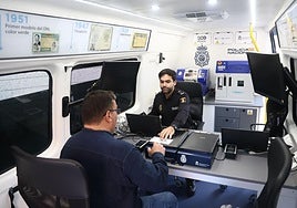 Un ciudadano se renueva el DNI en la Unidad Móvil presentada por la Policía Nacional.