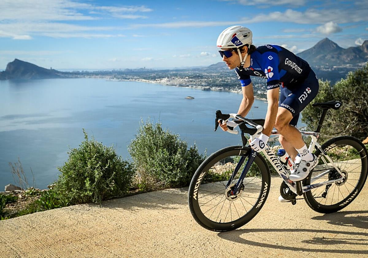 Guillaume Martin, en un entrenamiento con su equipo, el Groupama.