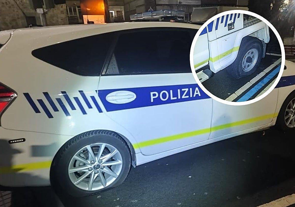 Los dos vehículos de la Policía Municipal de Elgoibar, con las ruedas pinchadas
