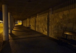 Los porches del malecón carecen de alumbrado público.