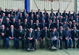 Los componentes de la Asociación de Veteranos OPLA posan en las gradas del frontón de Igeldo.