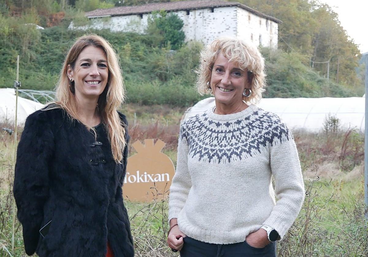 La alcaldesa y presidenta de la Fundación de San Martín, Izaro Elorza, y la presidenta de la asociaciación de desarrolla rural de Debagoiena y de Tokixan, Dorleta Elkorobarrutia, en los terrenos de Zubillaga.