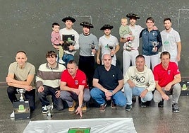 Campeones, subcampeones y organizadores del 'Irun Hiria pala txapelketa'.