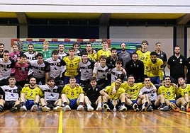 Los dos equipos formaron en armonía al final del partido disputado el miércoles en el polideportivo de Hernani.