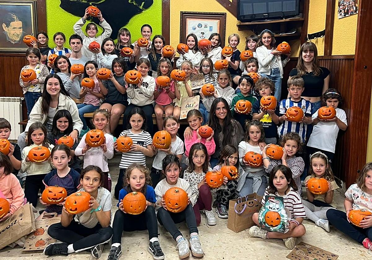 Kalabazak eta goxokiak jasotzeko poltsak prest utzi zituzten haurrek pasa den ostiralean.