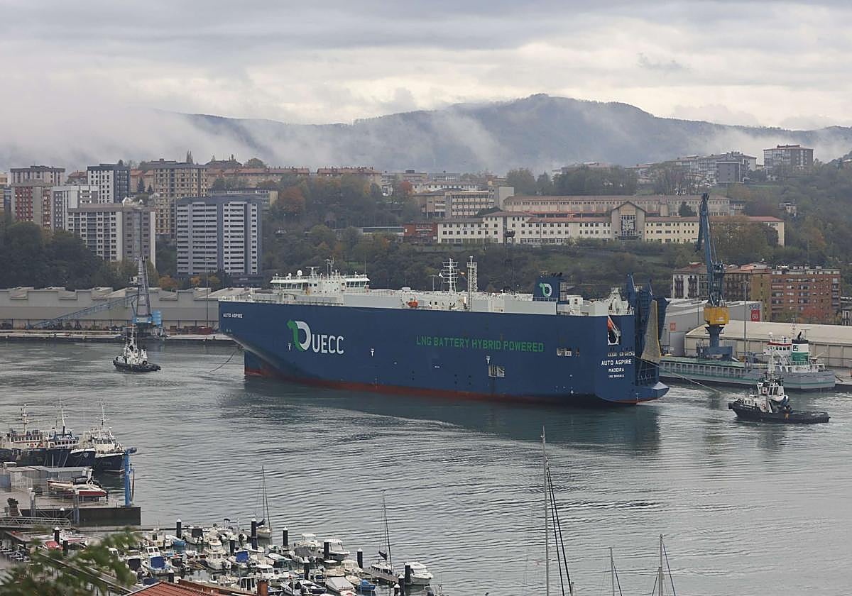 Llegada de un barco que transporta coches al Puerto de Pasaia.