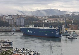Llegada de un barco que transporta coches al Puerto de Pasaia.