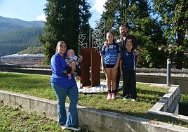 La zumarragarra Nerea del Barrio posa junto a su familia en el espacio 'Zu' del cementerio de Legazpi dedicado al duelo perinatal.