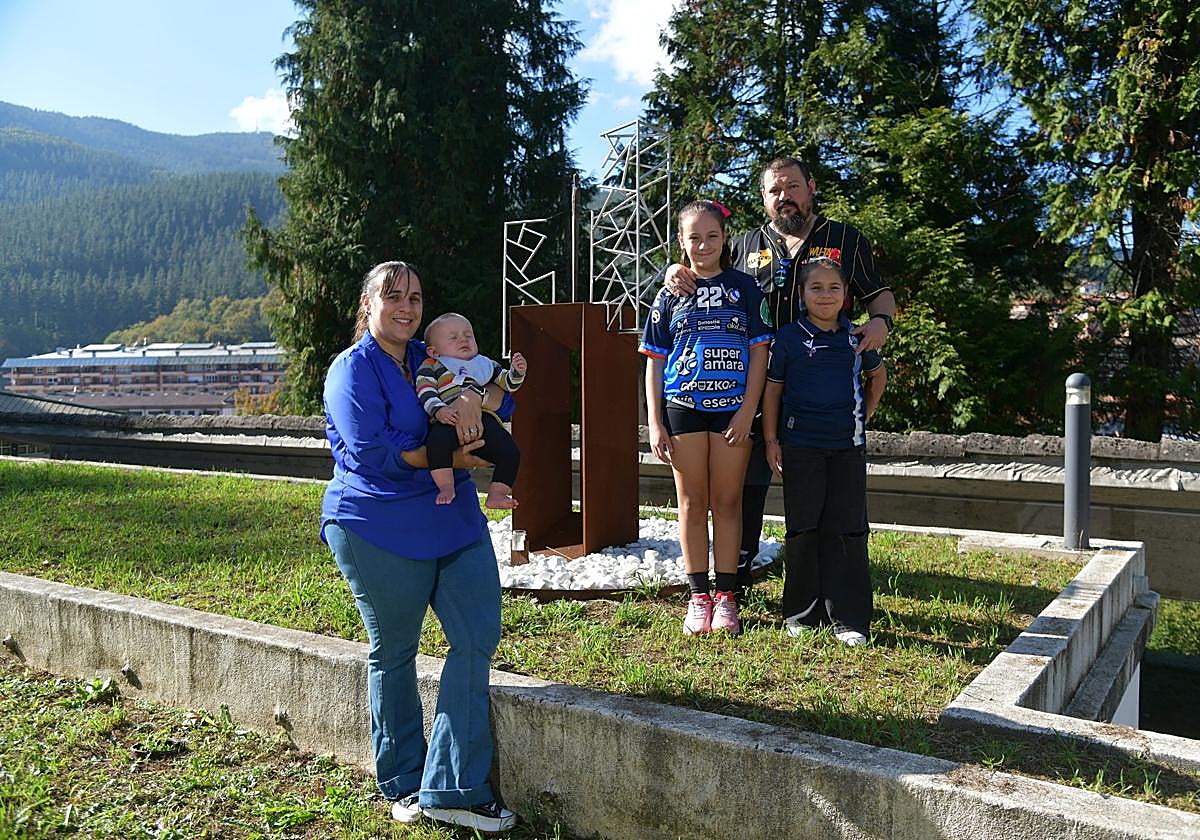 La zumarragarra Nerea del Barrio posa junto a su familia en el espacio 'Zu' del cementerio de Legazpi dedicado al duelo perinatal.