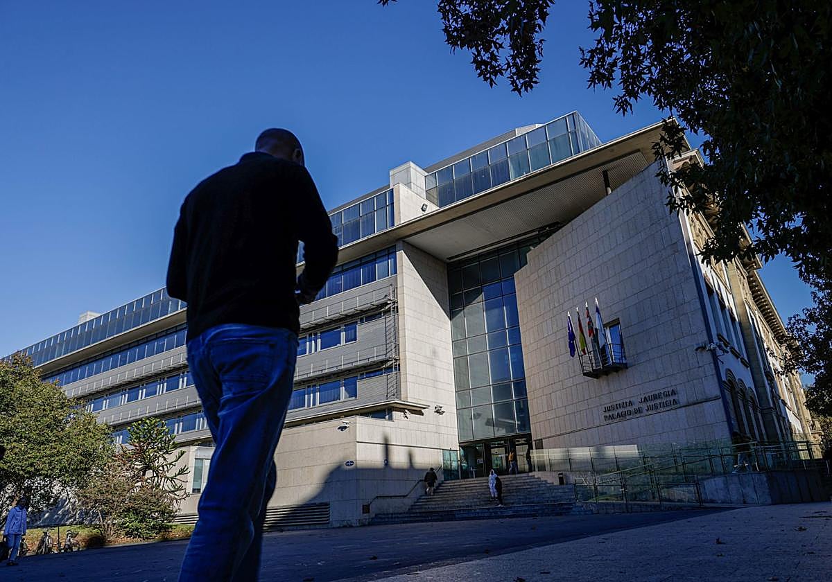 Un hombre si dirige al Palacio de Justicia de Atotxa, en San Sebastián.