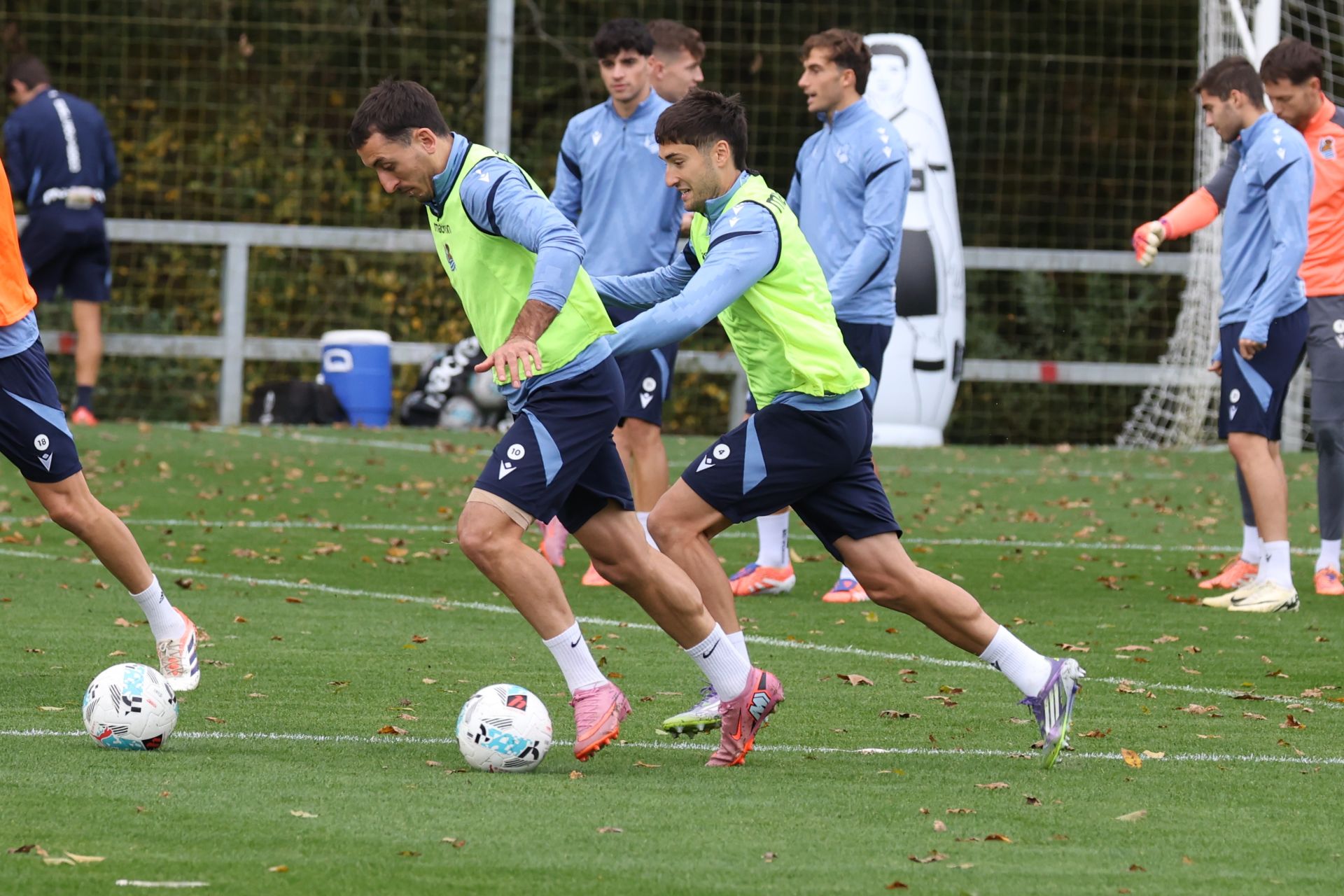 Oyarzabal y Gorrotxategi, de la mano en un ejercicio, ayer en Zubieta en la sesión previa al derbi