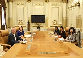Reunión del gobierno foral, con Mendoza en el centro, y EH Bildu, a la derecha, con Iriarte como portavoz.
