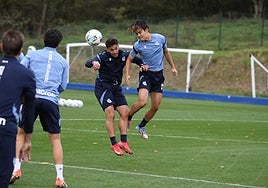 Kubo golpea el balón con la cabeza ante el analista Ruiz de Ocenda en el entrenamiento de este viernes en el 'z2' de Zubieta