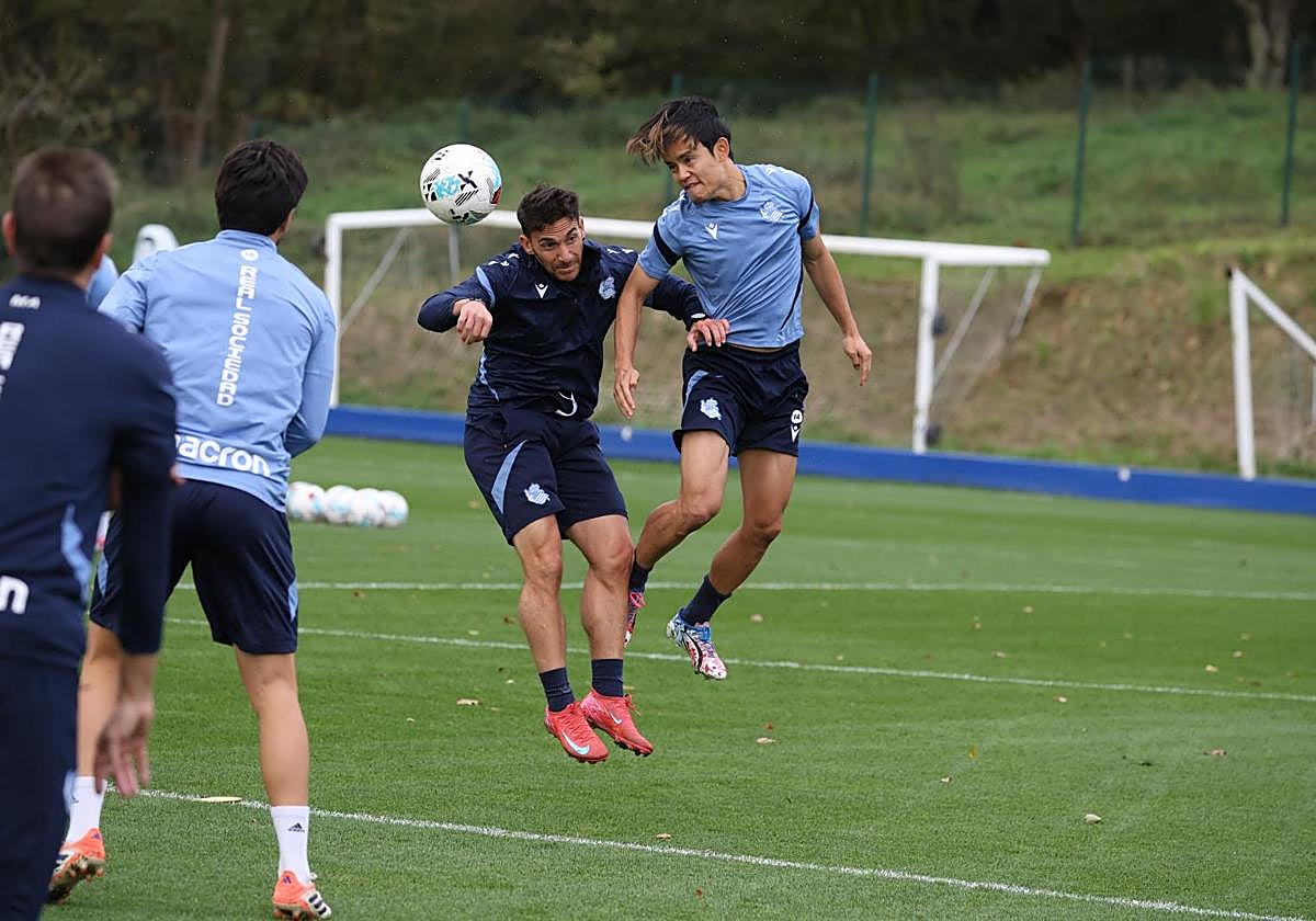 Kubo golpea el balón con la cabeza ante el analista Ruiz de Ocenda en el entrenamiento de este viernes en el 'z2' de Zubieta