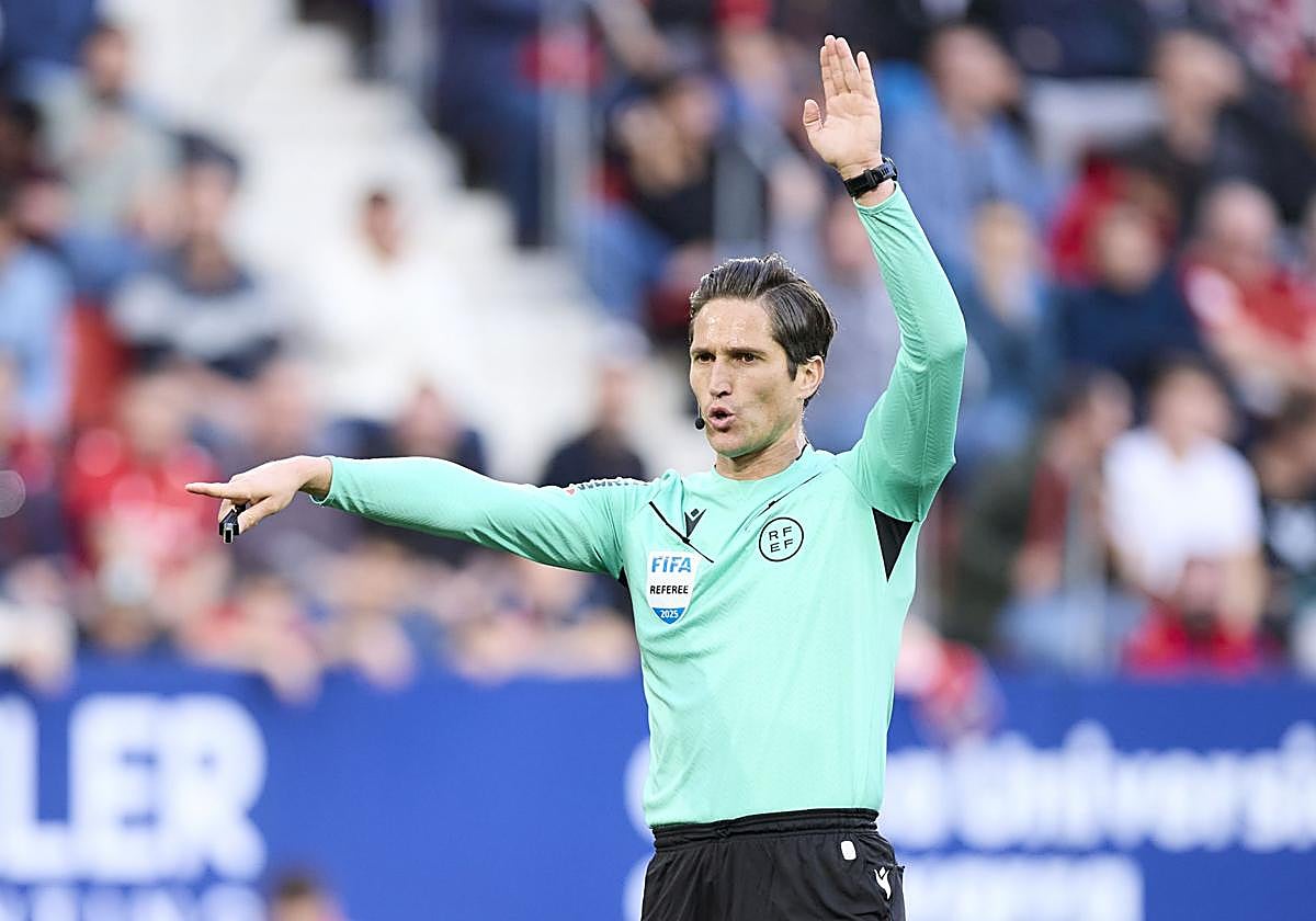 Munuera Montero señala un fuera de juego durante un partido