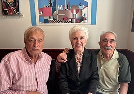 María Jesús Garijo, en una foto reciente, con los actores Fernando Mikelajauregui y Paco Sagarzazu.