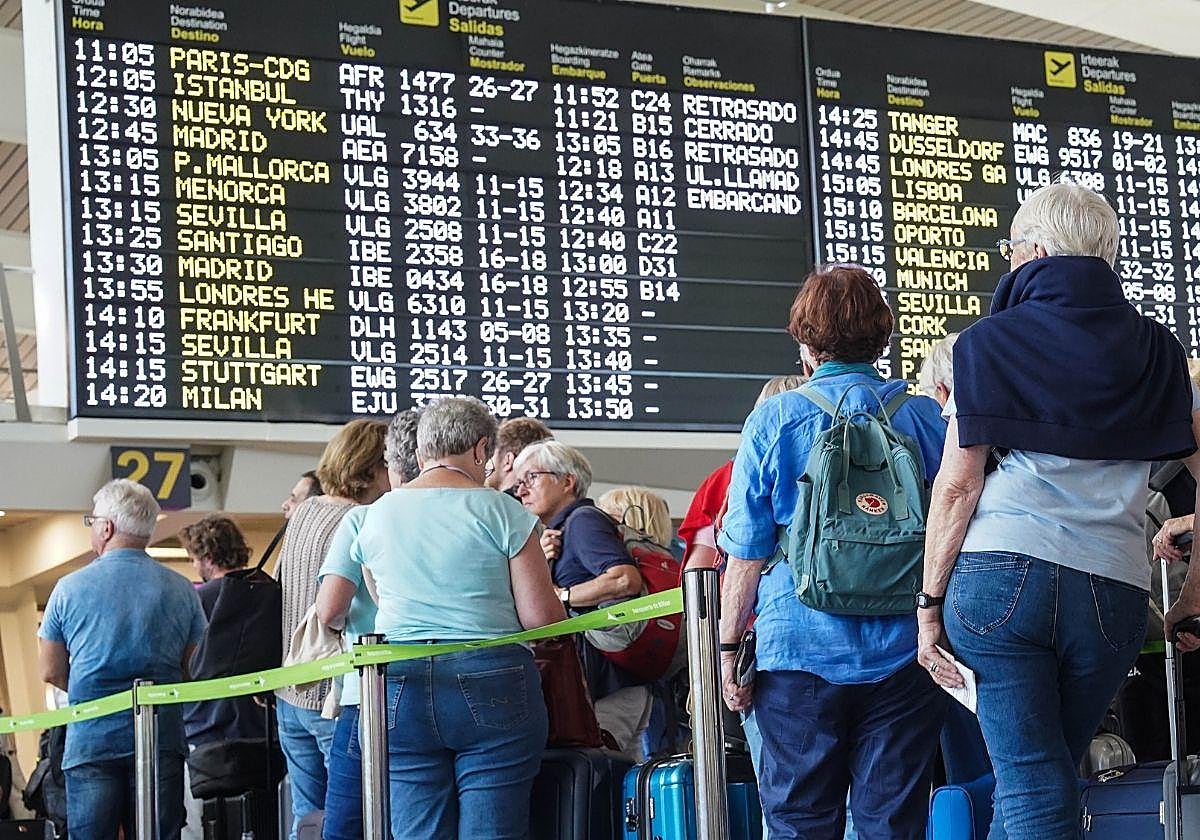 Imagen de archivo de decenas de pasajeros observando retrasos y cancelaciones en el aeropuerto de Bilbao.