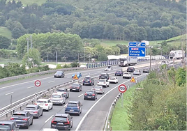 Vehículos antes de la salida de la AP-8 por Zarautz.