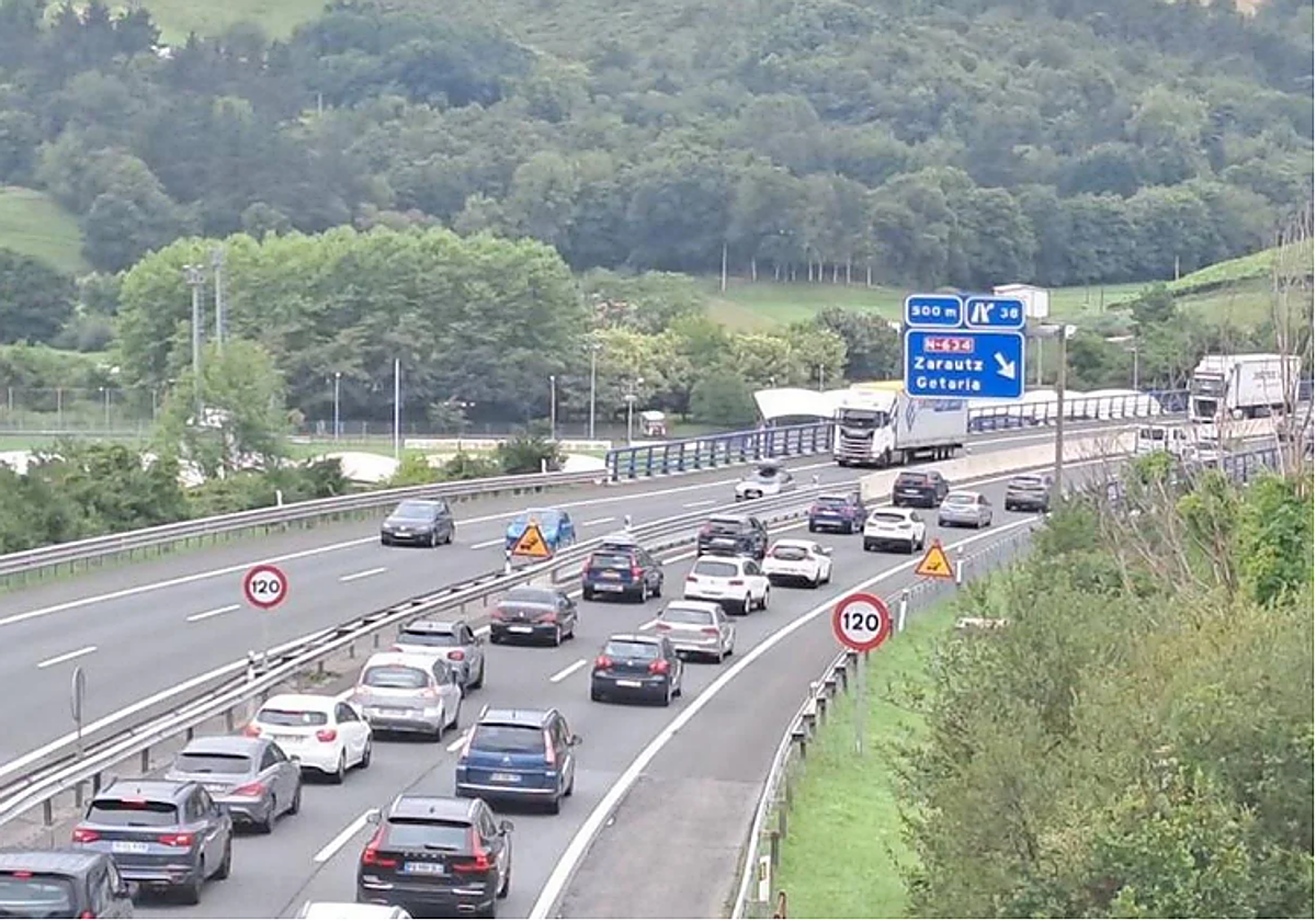 Vehículos antes de la salida de la AP-8 por Zarautz.