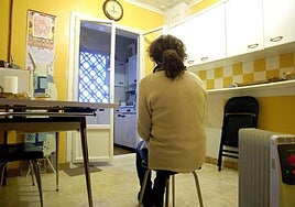 Una mujer trata de calentarse en la cocina de su casa con un radiador, en una localidad guipuzcoana.