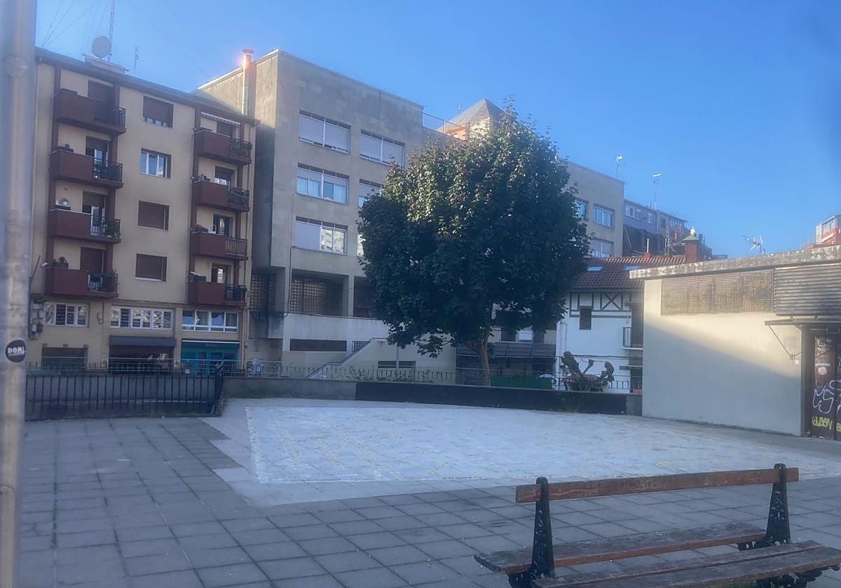 Denuncia Maider: «En esta plaza, situada entre el paseo Mikeletes y Escolta Real, retiraron hace ya meses un parque infantil que, a pesar de la antigüedad, era muy utilizado por los niños del barrio. Como el Ayuntamiento estaba entonces realizando una campaña de renovación de parques, los usuarios dedujimos que era el turno de este pero parece ser que se han olvidado de él. Vuelvan a acondicionar la zona por favor».
