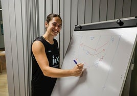 Itziar Ariztimuño dibuja una jugada en la pizarra.
