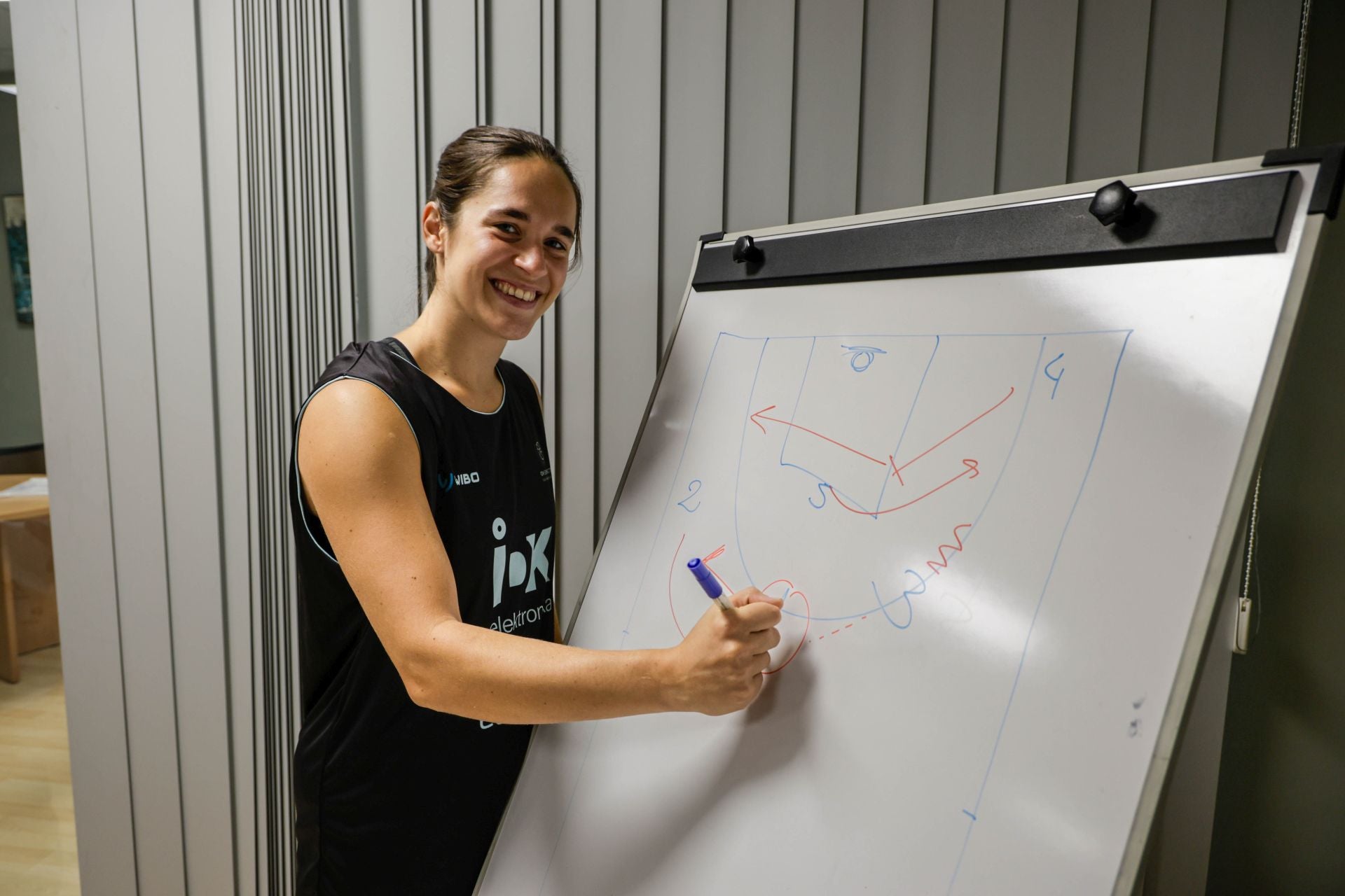 Itziar Ariztimuño dibuja una jugada en la pizarra.