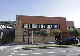 La fachada de la casa de cultura de Okendo se va a renovar para evitar el desprendimiento de losas de su zona frontal.