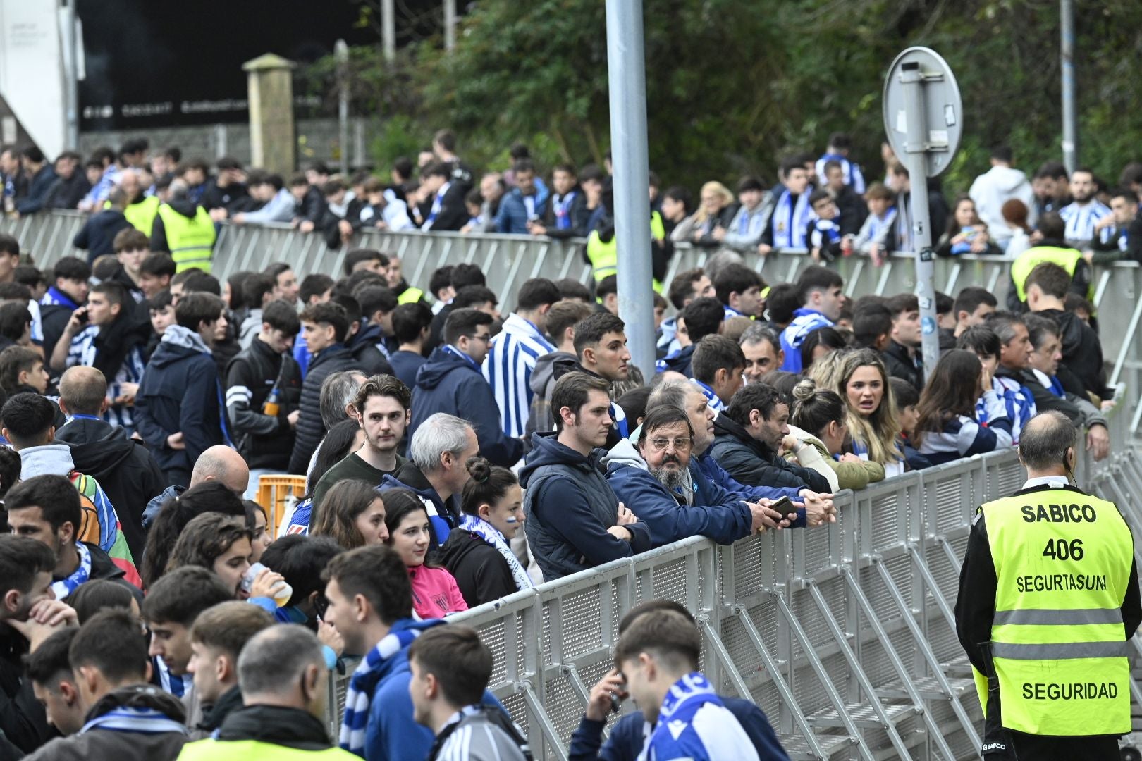 Gran ambiente previo al derbi en Donostia