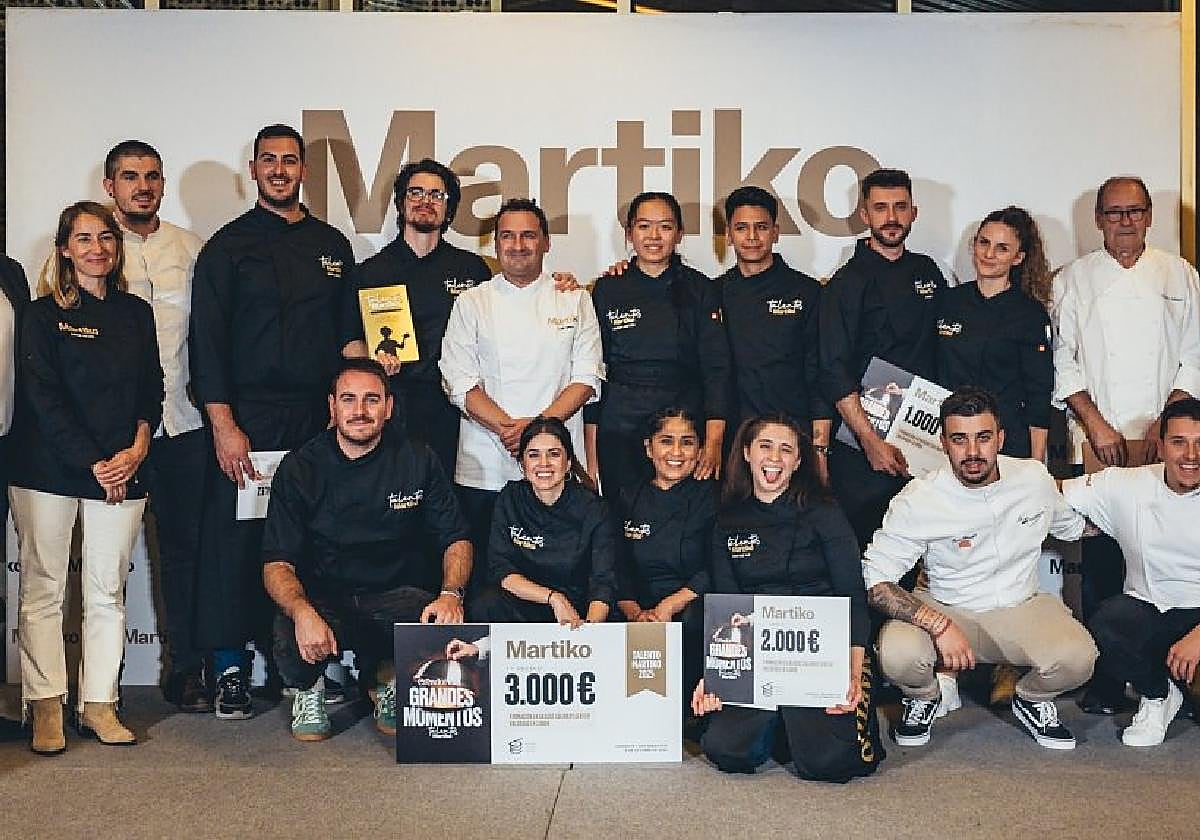 Los tres cocineros galardonados, los dos finalistas, miembros del jurado y representantes de la marca Martiko y del Basque Culinary Center.